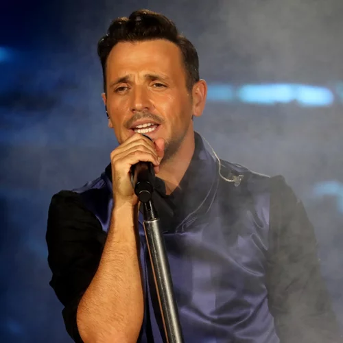 Νίκος Βέρτης | Όλα όσα είπε για την απόφασή του να τραγουδήσει τέσσερις μέρες μετά την τραγωδία στα Τέμπη