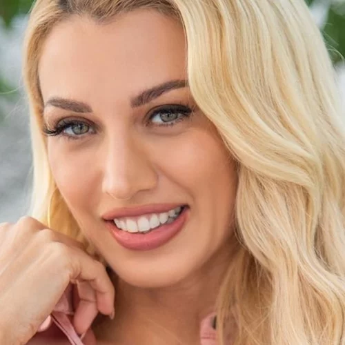 Παιχνίδια στην πισίνα με τον 8 μηνών γιο της | Η Κωνσταντίνα Σπυροπούλου στην πιο χαρούμενη φωτογραφία με τον μονάκριβό της