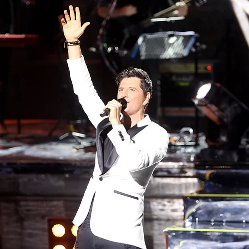 Αναστασία Ρουβά | Στη συναυλία του Σάκη στο Ηρώδειο - Πανύψηλη, ξανθιά και κούκλα