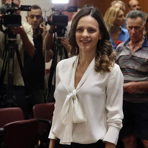 Η Έφη Αχτσιόγλου στην παιδική χαρά με τον γιο της | Το σπάνιο στιγμιότυπο μαμάς και γιου