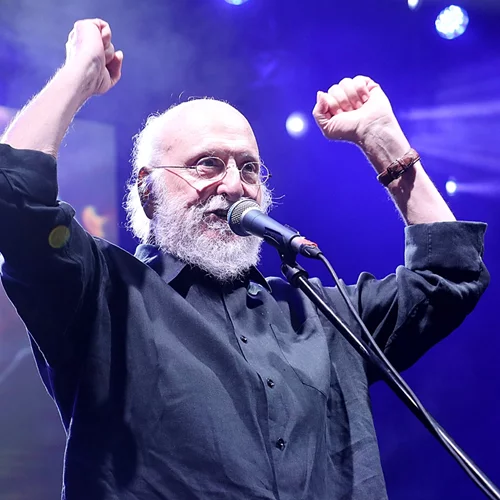 "Στις 28 Οκτωβρίου του 1967. Μέρα του ΟΧΙ εγώ είπα ναι. Και ακόμη με ανέχεται το κορίτσι μου"