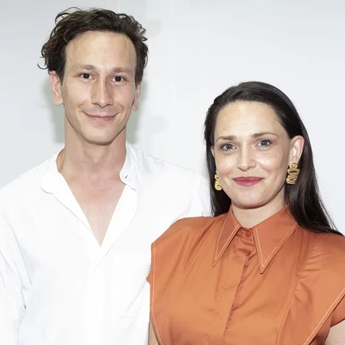 Ο Μιχάλης Σαράντης σε μία σπάνια δημόσια εμφάνιση με τη σύντροφό του, Μαίρη Μηνά