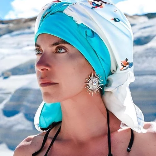 Throwback time | Η Μαρίνα Βερνίκου με πράσινο σατέν φόρεμα στο pre-wedding party της Χριστίνας Μπόμπα και του Σάκη Τανιμανίδη