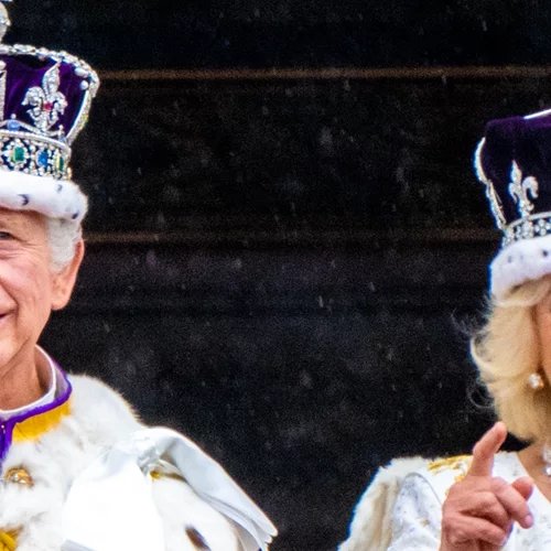 Ντελίριο με τον Jonathan Thompson | Ο γοητευτικός υπασπιστής του βασιλιά Καρόλου ήταν το κεντρικό θέμα συζήτησης στη στέψη