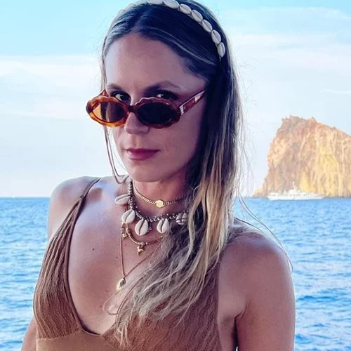 "Αλμυρή και ελεύθερη..." | H Ευγενία Νιάρχου κάνει διακοπές στην Ελλάδα και ποζάρει topless στην πιο μαγευτική παραλία