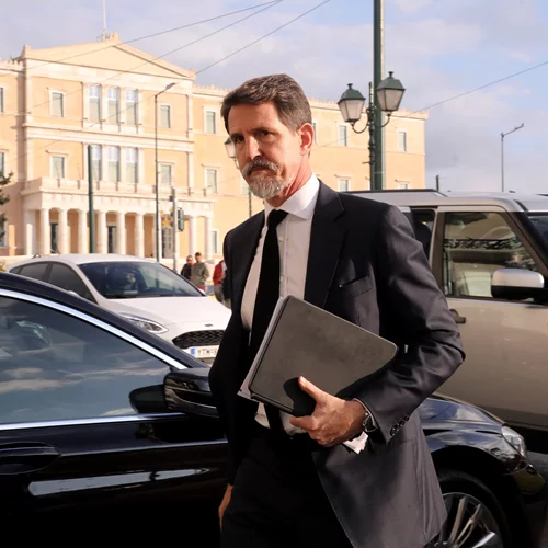 Μόνος στην ουρά του αεροδρομίου ο Παύλος - Η επιστροφή στη Νέα Υόρκη χωρίς τη Μαρί Σαντάλ