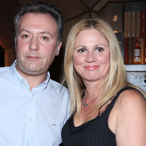 Δημήτρης Οικονόμου | Η σπάνια δημόσια εμφάνιση με τη σύζυγό του και τα δύο τους παιδιά