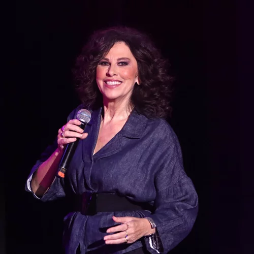 Αγνώριστη η Ελευθερία Αρβανιτάκη | Η εμφάνιση χωρίς το signature afro look της, αλλά με πολύ κοντά μαλλιά