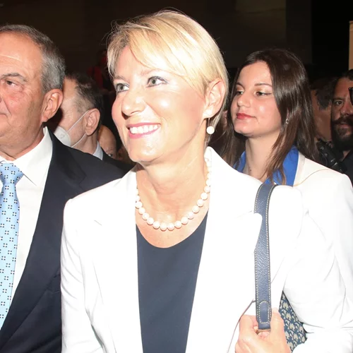 Η Νατάσα Παζαΐτη σε μια σπάνια δημόσια εμφάνιση για ψώνια στα μαγαζιά