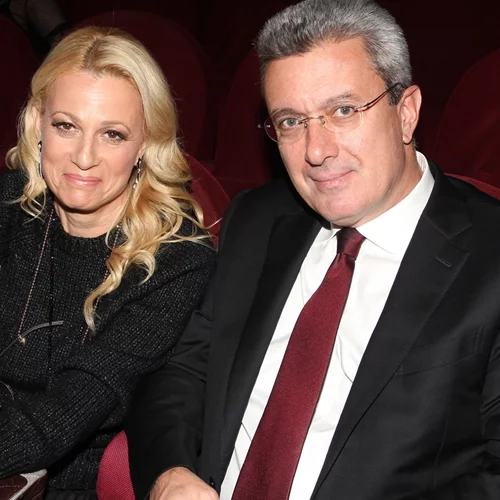 Ο Νίκος Χατζηνικολάου ανέβασε μια σπάνια selfie με την πολύ κομψή σύζυγό του, Κρίστη Τσολακάκη