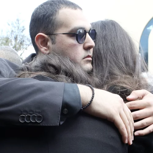 Χρίστος Κούγιας | Για φαγητό με την κούκλα αδερφή του, Μάιρα - Η ανάρτησή του