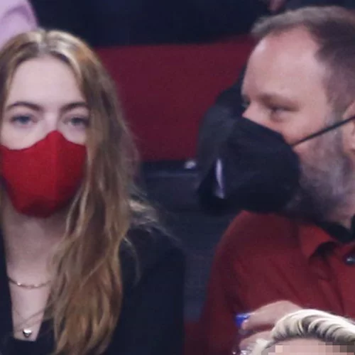 Emma Stone - Γιώργος Λάνθιμος | Στις κερκίδες του ΣΕΦ για το Ολυμπιακός - Μονακό