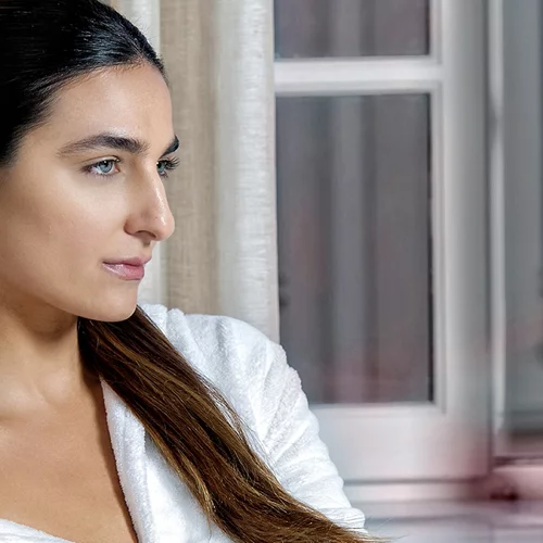 Θες λαμπερή επιδερμίδα στις γιορτές; H κίνηση ματ για να την αποκτήσεις