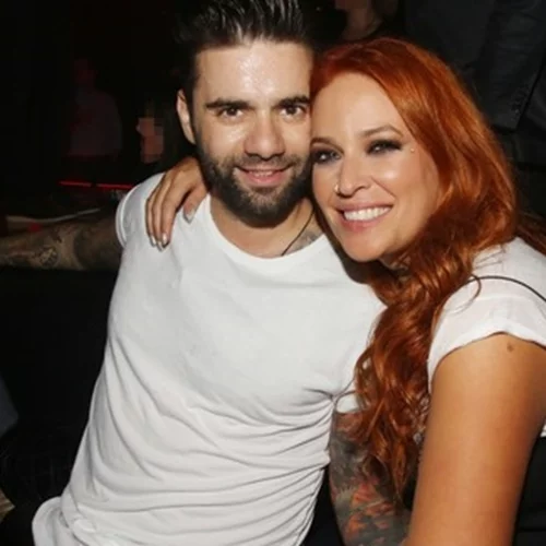 Η Σίσσυ Χρηστίδου τραγουδάει Θοδωρή Μαραντίνη μέσα στο αμάξι της