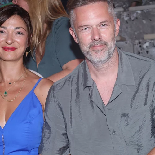 Σαν δίδυμα | Ο Χρήστος Λούλης φωτογραφίζει τα παιδιά του στην παραλία