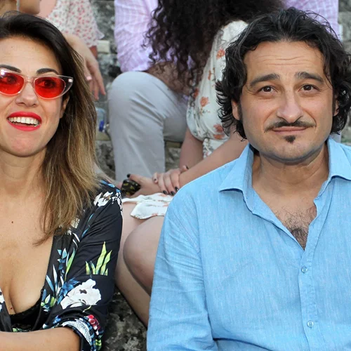 Η Λίνα Πρίντζου ποζάρει topless στην παραλία και αποκαλύπτει πως υπήρξε για χρόνια καταθλιπτική