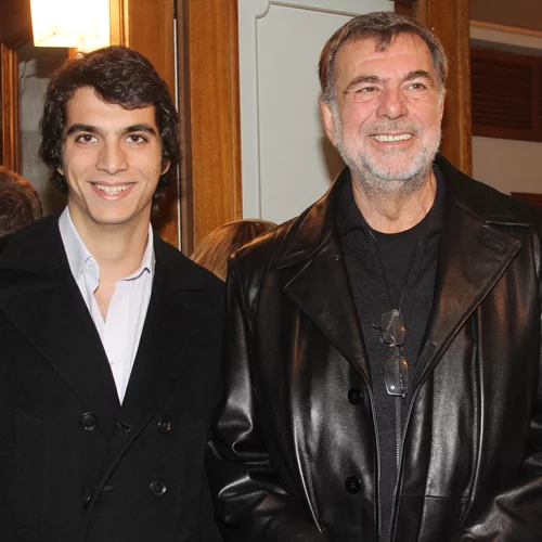 Λάκης Κομνηνός | Ο ξανθός γόης του ελληνικού κινηματογράφου έγινε 80 ετών- Η φωτογραφία με τον γιο του