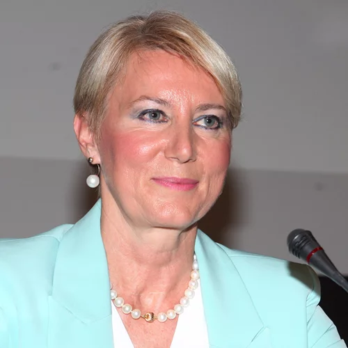 Η Νατάσα Παζαΐτη με μίνιμαλ look | Η δημόσια εμφάνιση με τον Κώστα Καραμανλή