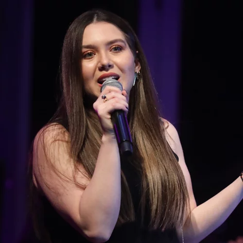 Νικόλ Σαραβάκου | Η σπάνια εμφάνιση με τους γονείς της και η απίστευτη ομοιότητα με τη μητέρα της, Βίκυ Γεροθόδωρου