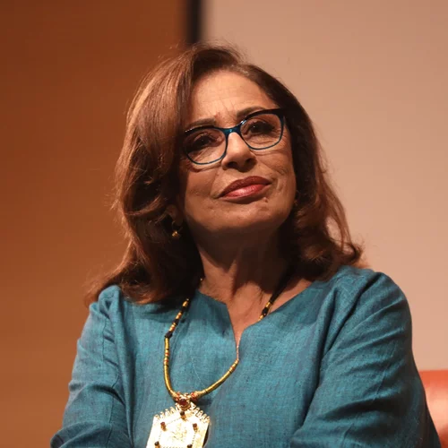 Η Χάρις Αλεξίου στο Θέατρο Βράχων αγκαλιά με τους συμπρωταγωνιστές της από τη σειρά "Maestro", Γιάννη Τσορτέκη και Ορέστη Χαλκιά