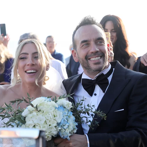 Πάνος Μουζουράκης και Μαριλού Κόζαρη | Οι πρώτες φωτογραφίες μέσα από το μαιευτήριο και η απερίγραπτη χαρά του τραγουδιστή