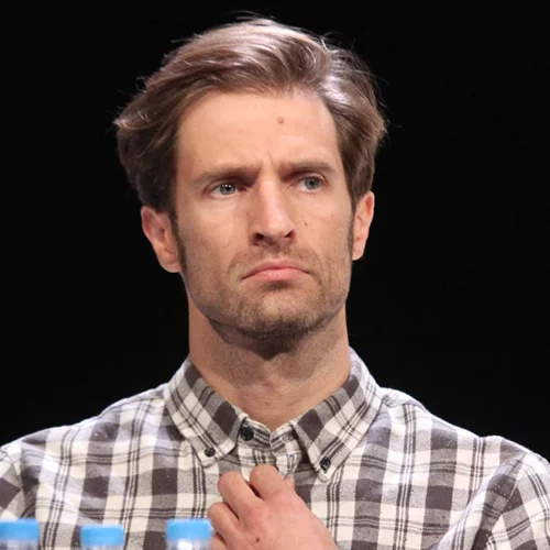 O Μάξιμος Μουμούρης σε σπάνια βραδινή έξοδο με την εντυπωσιακή σύζυγό του, Νάντια Γιαννακοπούλου