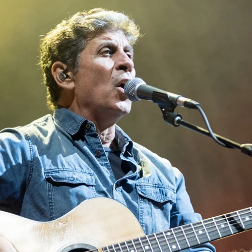 Σωκράτης Μάλαμας | Το Twitter "δικάζει" τον καλλιτέχνη για το γνωστό περιστατικό με το πανό