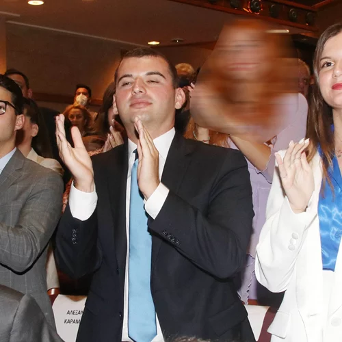 Αλίκη Καραμανλή |Το εφαρμοστό φόρεμα που ανέδειξε τη σιλουέτα της - Η εμφάνιση με τον αδερφό και τη μητέρα της, Νατάσα Παζαΐτη