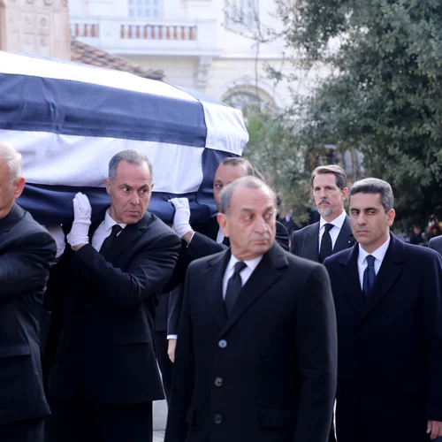 Πώς σχολίασαν τα διεθνή ΜΜΕ την κηδεία του Κωνσταντίνου: "Η Ελλάδα είχε βασιλιά ξανά για μία ημέρα" [βίντεο]