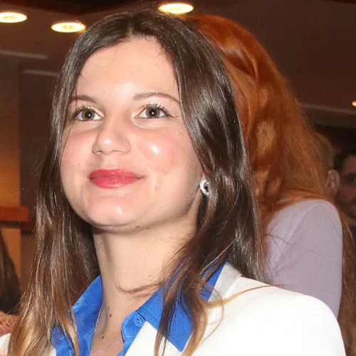 Αλίκη Καραμανλή | Η εντυπωσιακή εμφάνιση με ολόλευκο, σατέν jumpsuit