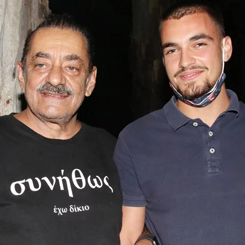 Σπύρος Καφετζόπουλος | O γοητευτικός γιος του Αντώνη Καφετζόπουλου και της Φαίης Κοκκινοπούλου μόλις πήρε το πτυχίο του