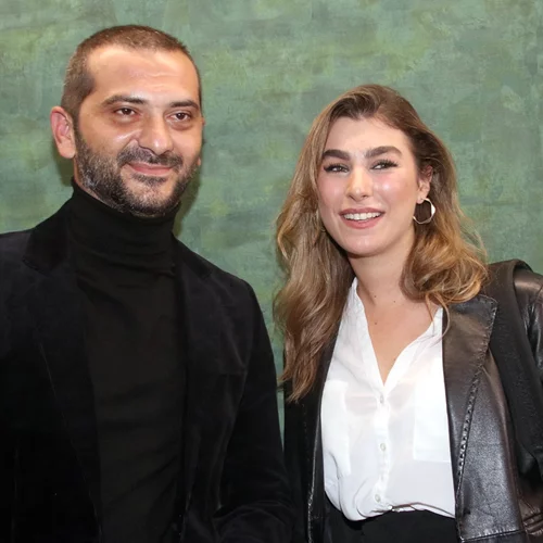 O Λεωνίδας Κουτσόπουλος δουλεύει έχοντας στην αγκαλιά του τον μονάκριβο γιο του