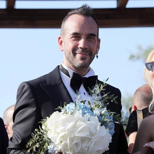 Ο Πάνος Μουζουράκης και η Μαριλού Κοζάρη μόλις παντρεύτηκαν | Το παραμυθένιο νυφικό, τα χαμόγελα ευτυχίας και οι λαμπεροί καλεσμένοι