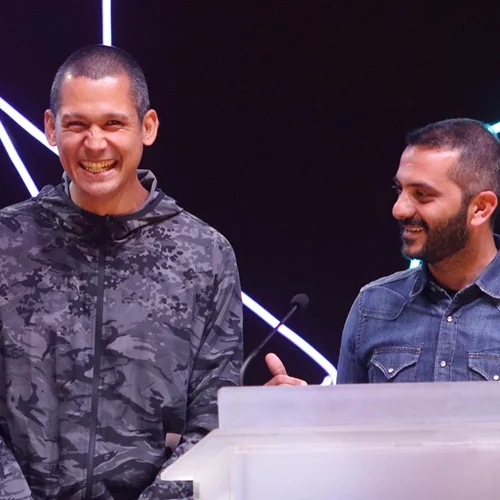 Ο Σωτήρης Κοντιζάς νανουρίζει τον γιο του Λεωνίδα Κουτσόπουλου με τον πιο επικό τρόπο