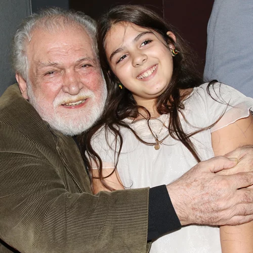 Ηλέκτρα, Μάγια και Αλέξανδρος Καζάκος | Τα παιδιά του Κώστα Καζάκου σε μία εξαιρετικά σπάνια δημόσια εμφάνιση με τη μητέρα τους, Τζένη Κόλλια