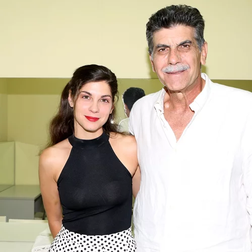 Σπάνιο στιγμιότυπο | Όταν η μικρούλα Ηρώ Μπέζου εμφανίστηκε στην τηλεοπτική σειρά "Εκείνες κι εγώ" με πρωταγωνιστή των πατέρα της, Γιάννη Μπέζο