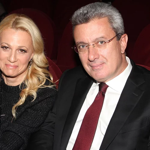 Σπάνια φωτογραφία του Νίκου Χατζηνικολάου με τα παιδιά του