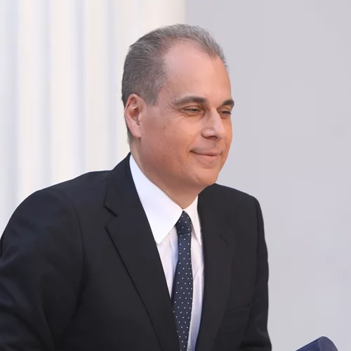 O Νίκος Στραβελάκης σε μία σπάνια δημόσια εμφάνιση με τη σύζυγό του και τον 17χρονο γιο τους, Άρη