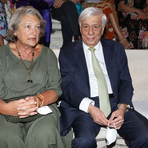 Σίσσυ Παυλοπούλου | Η σύζυγος του Προκόπη Παυλόπουλου πήγε στο θέατρο μαζί με τις εγγονές τους