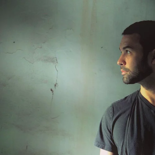 Κωνσταντίνος Μουσούλης | Ο γιος της Αγγελικής Νικολούλη είναι ένας γοητευτικός και μυστηριώδης καλλιτέχνης