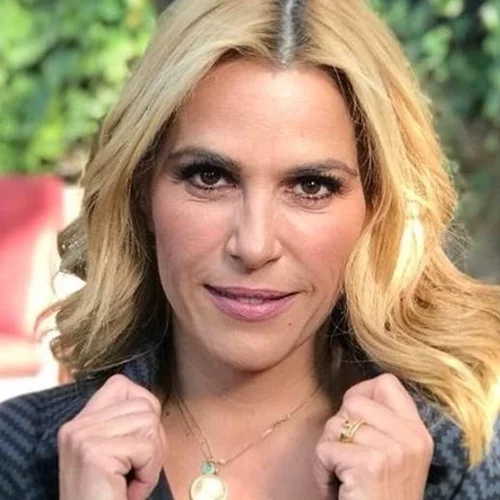 Η Τζένη Μπότση πήγε στο κομμωτήριο με την 3χρονη κόρη της, Αλίκη | Τα μακριά, χρυσαφένια μαλλιά της μικρής και η αναμονή της ηθοποιού