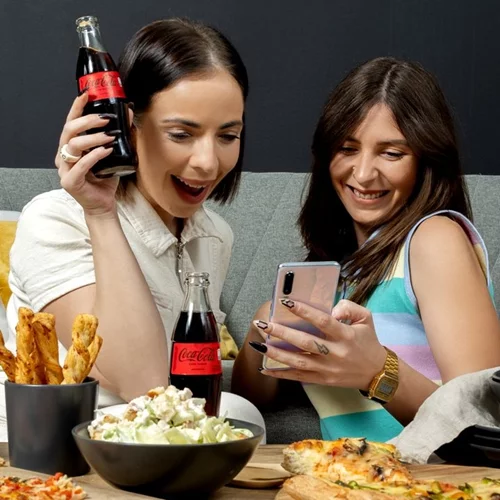 Η δική μου μαγική Κυριακή έχει binge-watch σειράς παρέα με την κολλητή