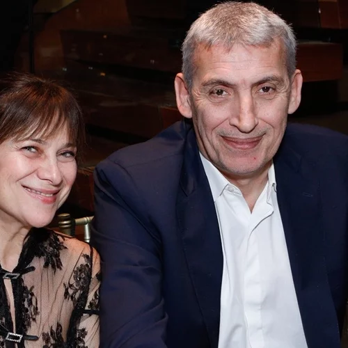 Η 26χρονη κόρη του Παναγιώτη Φασούλα, Μαριέλλα Φασούλα, ποζάρει με μαύρο μπικίνι στην παραλία