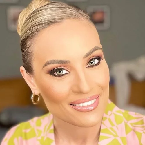 Ελεονώρα Μελέτη | Η Αλεξάνδρα της παίζει πιάνο στο (ατελείωτο) μπαλκόνι του σπιτιού τους