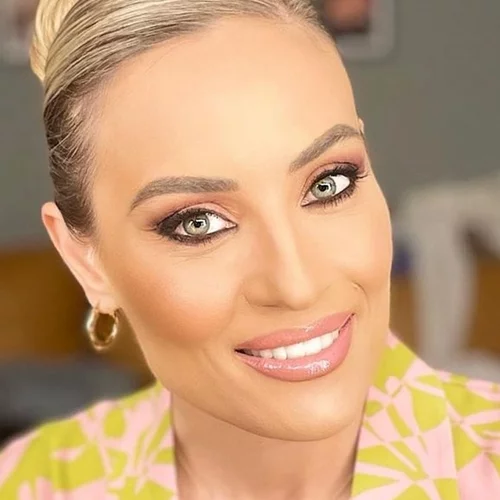 Αλεξάνδρα Μαροσούλη | Η κόρη της Ελεονώρας Μελέτη είναι το πιο stylish κορίτσι της παραλίας - Το χαριτωμένο ροζ καφτάνι και οι φούξια σαγιονάρες