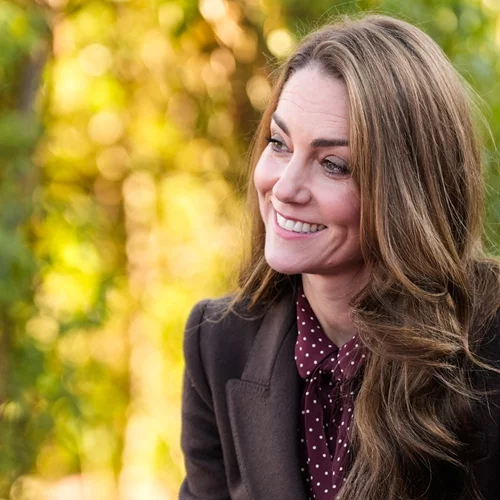 Η Kate Middleton συγκέντρωσε όλα τα βλέμματα πάνω της | Οι glossy μπούκλες και το διαφορετικό μακιγιάζ