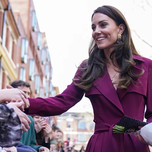 Λίγο πριν την τελετή στέψης, η Kate Middleton κοντά σε τοπική κοινότητα για μωρά