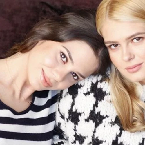 H Αλεξάνδρα Κωστοπούλου νοστάλγησε τα παιδικά της χρόνια | Η γλυκιά φωτογραφία με την αδερφή της, Αμαλία