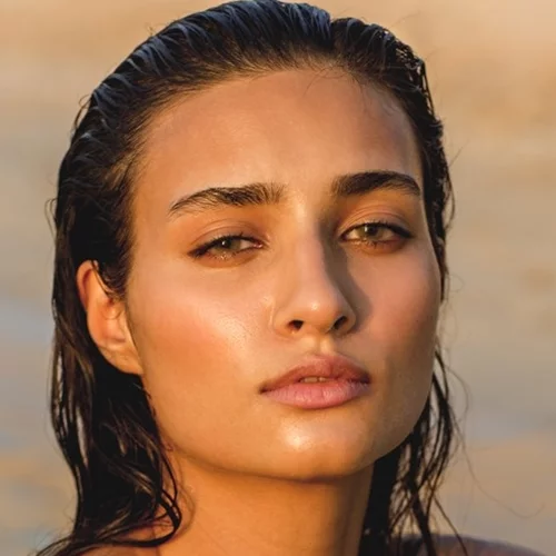 Θέλεις λεία επιδερμίδα γεμάτη λάμψη; Τα καλύτερα serums με οξέα για χημική απολέπιση στο σπίτι