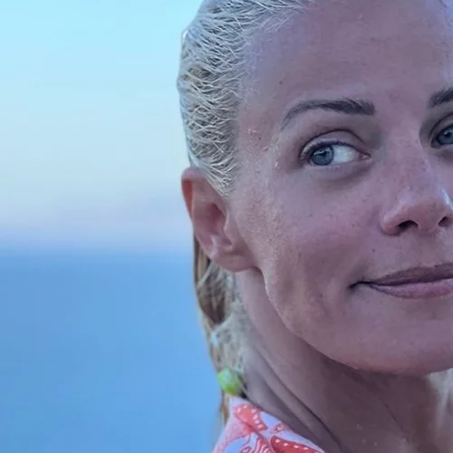 Η Ζέτα Μακρυπούλια είναι ο ορισμός του καλοκαιριού | Ποζάρει με βρεγμένα μαλλιά και μαγιό υπενθυμίζοντάς μας μία μεγάλη αλήθεια